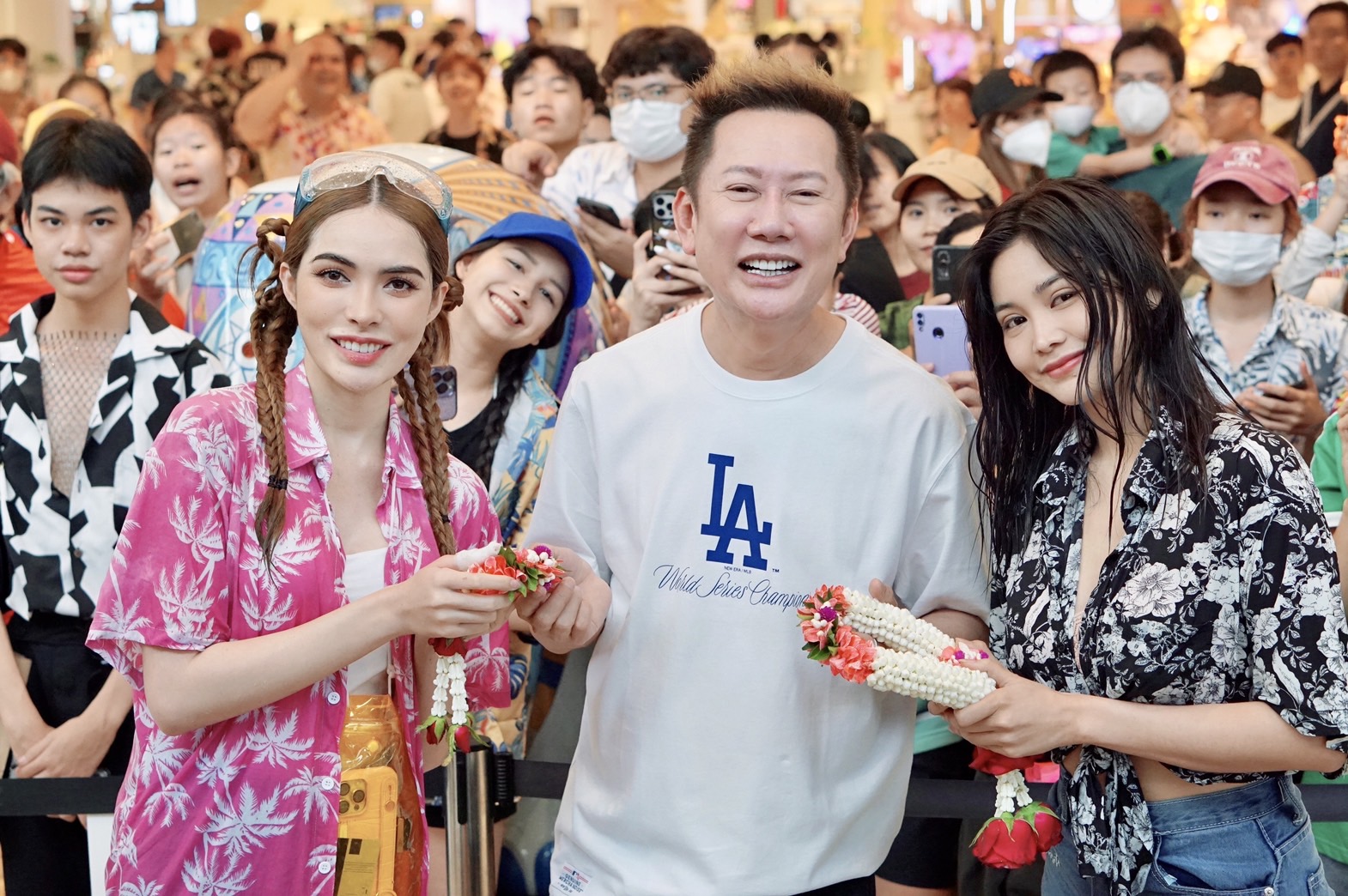 ผู้เข้าประกวดนํา พวงมาลัยมาขอพรบอสณวัฒน์ อิสรไกรศีล